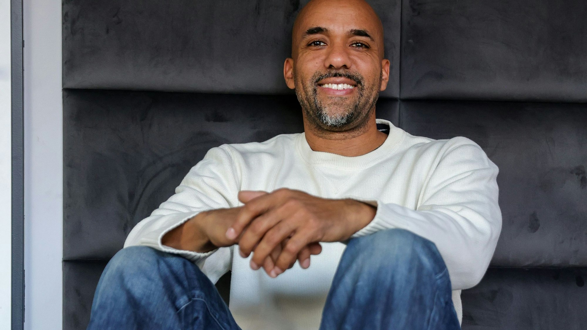 Clifford Opoku-Afari blickt in die Kamera