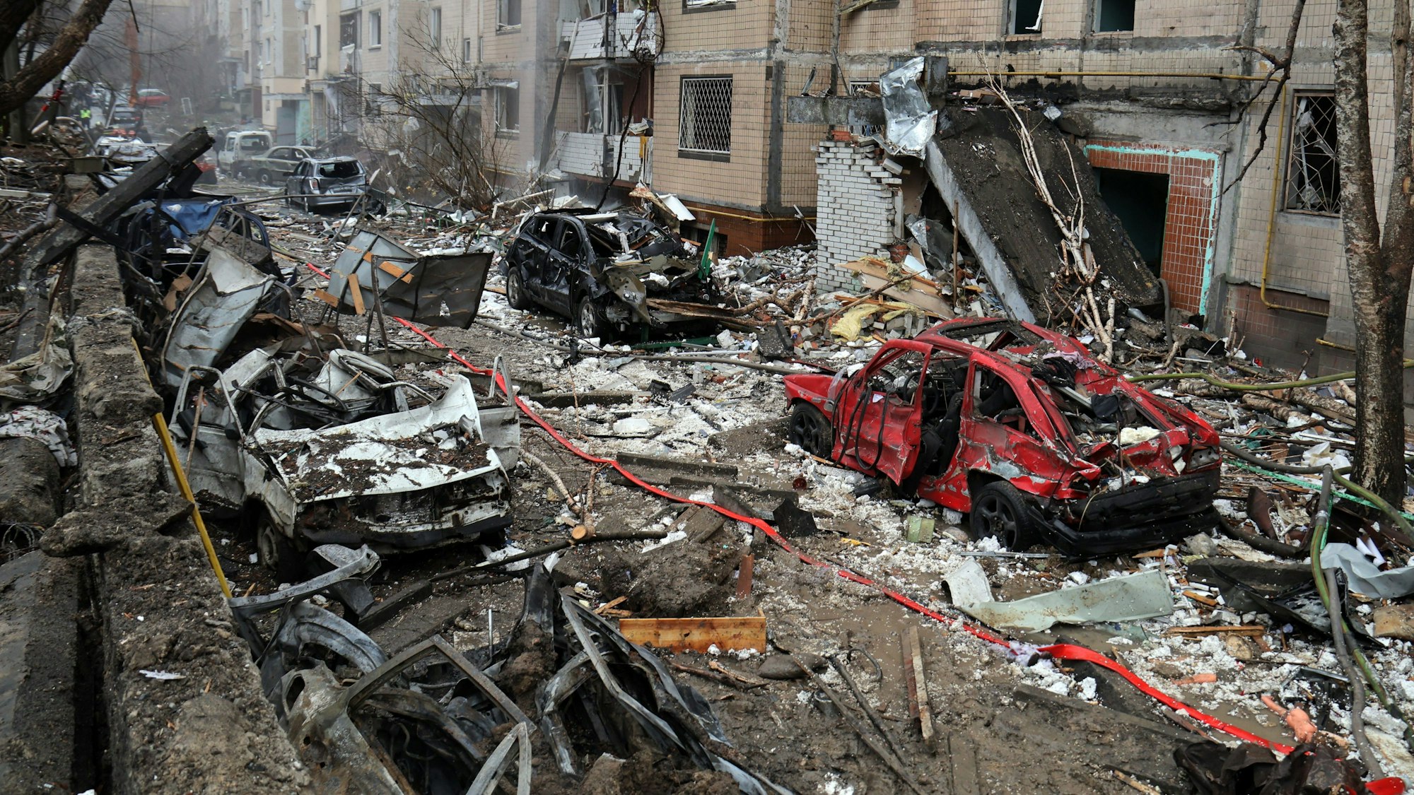 dpatopbilder - 02.01.2024, Ukraine, Kiew: Autowracks stehen neben Wohngebäuden nach einem russischen Raketenangriff. Foto: -/Ukrinform/dpa +++ dpa-Bildfunk +++