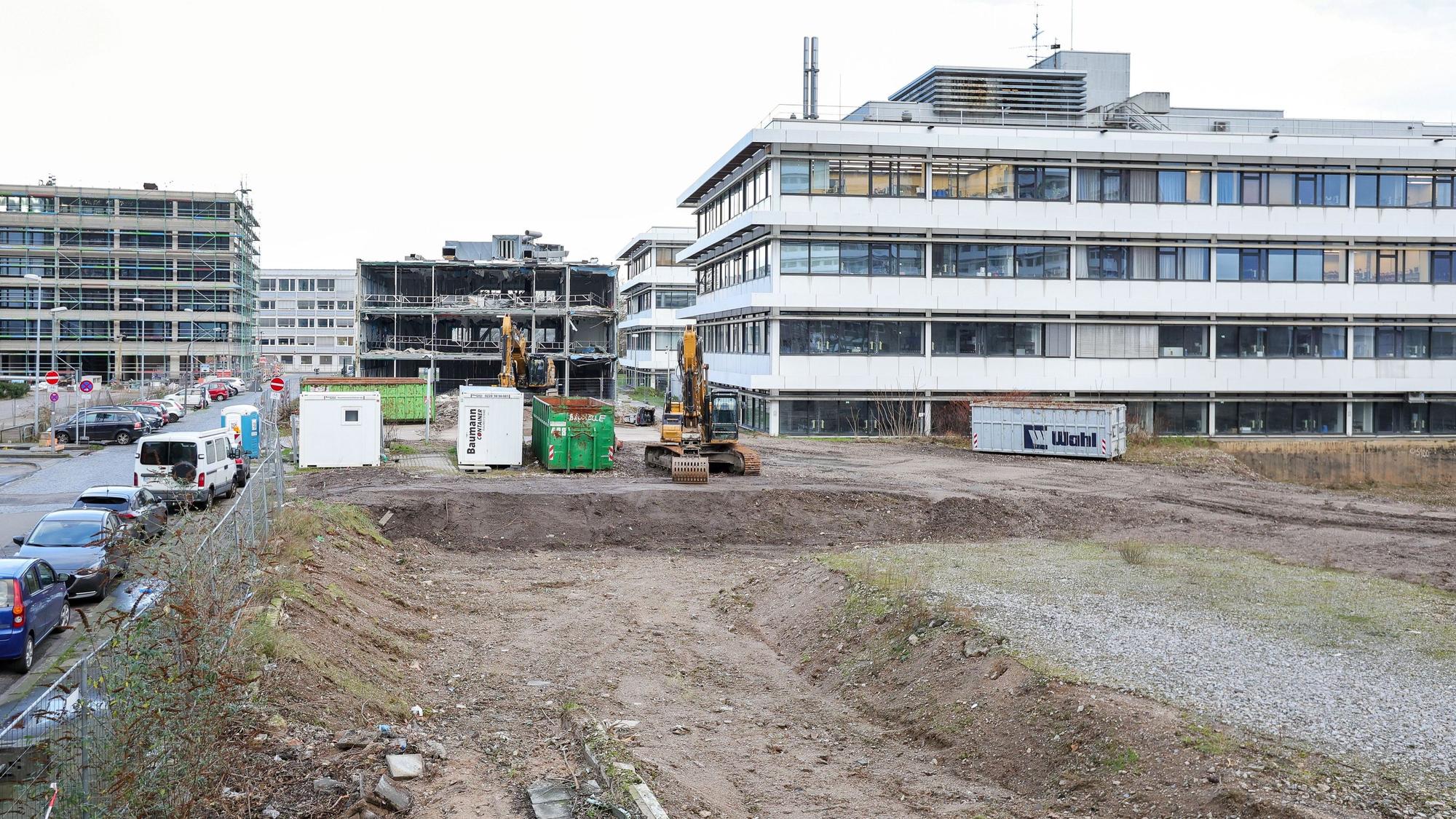 Auf dem Gelände zwischen Luxemburger Straße, der Greinstraße und dem Enrique-Schmidt-Cuadra Weg entsteht der Chemie-Neubau der Kölner Universität.