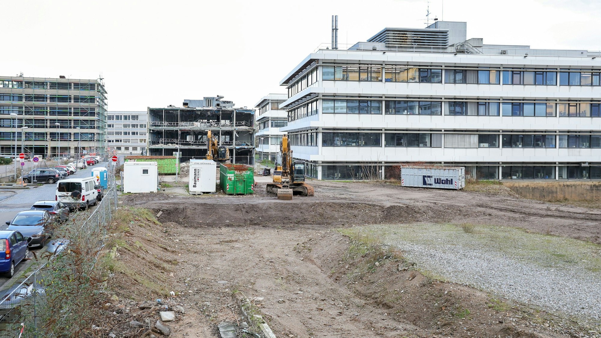 Auf dem Gelände zwischen Luxemburger Straße, der Greinstraße und dem Enrique-Schmidt-Cuadra Weg entsteht der Chemie-Neubau der Kölner Universität.