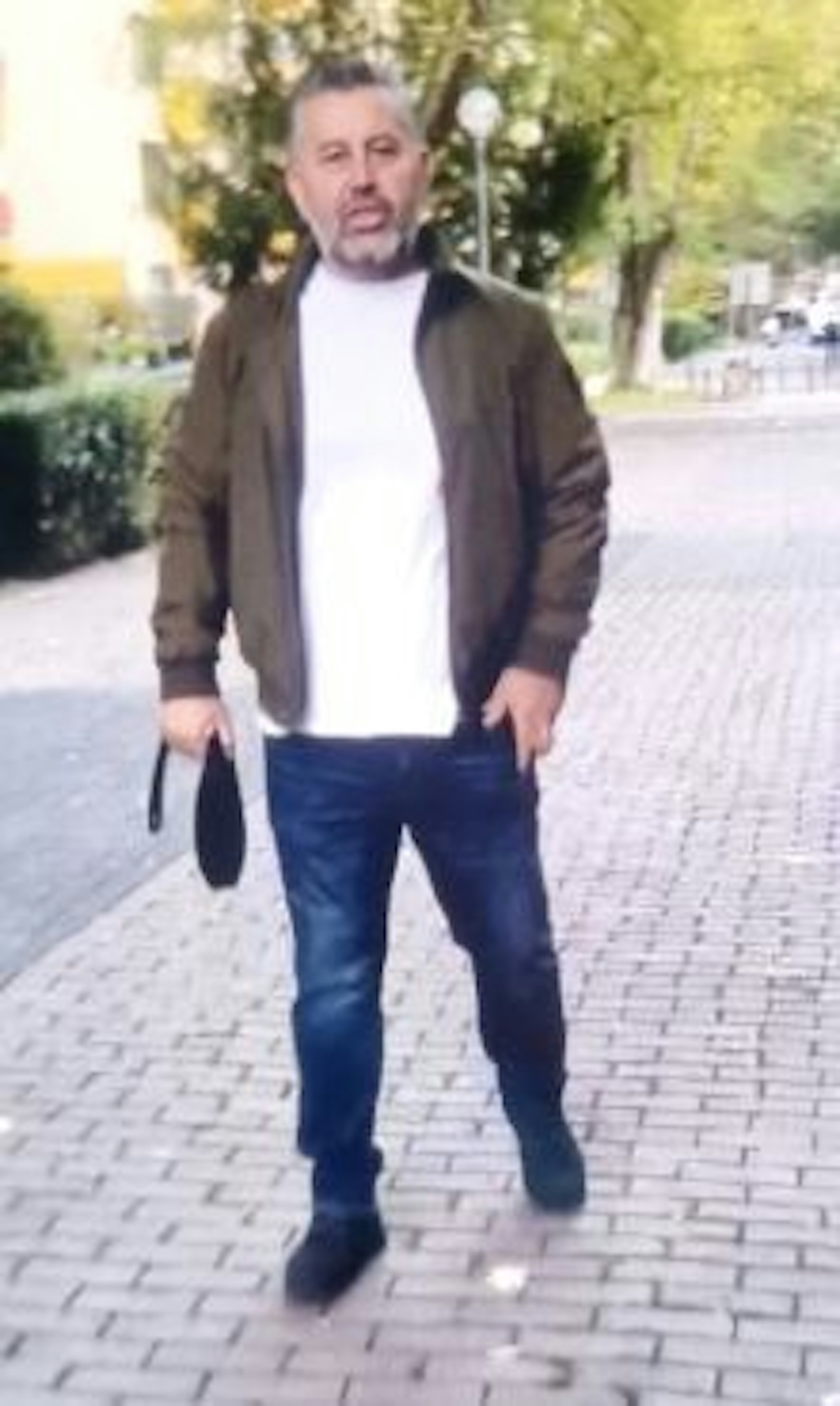 Der abgebildete Tatverdächtige raubte unter Vorhalt eines Messers einen hohen vierstelligen Bargeldbetrag. Er hält sich öfter im Stadtteil Köln-Chorweiler auf.