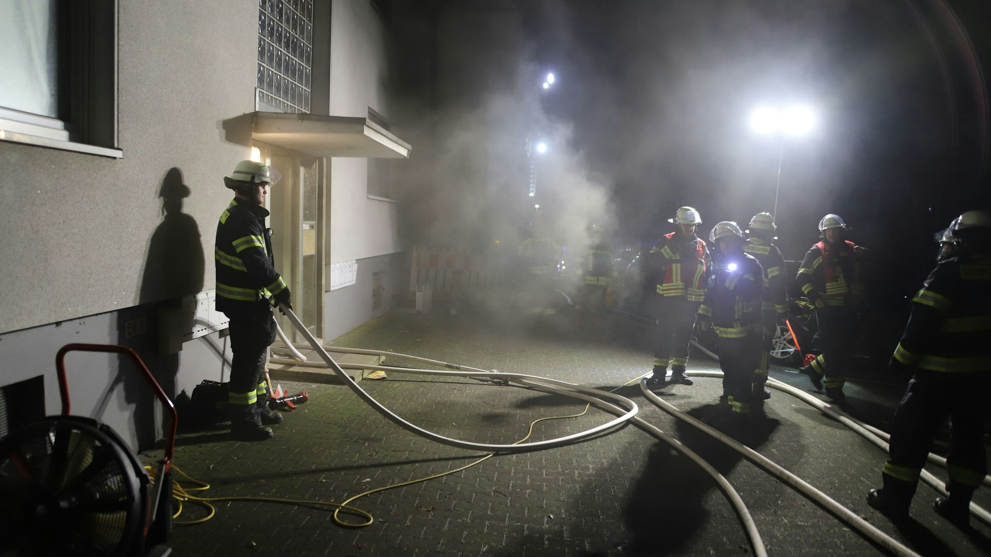 In einem Mehrfamilienhaus an der Heidestraße in Stoßdorf brannte es im Keller, der Rauch zog durch das ganze Gebäude. 26 Menschen mussten ihre Wohnungen verlassen.