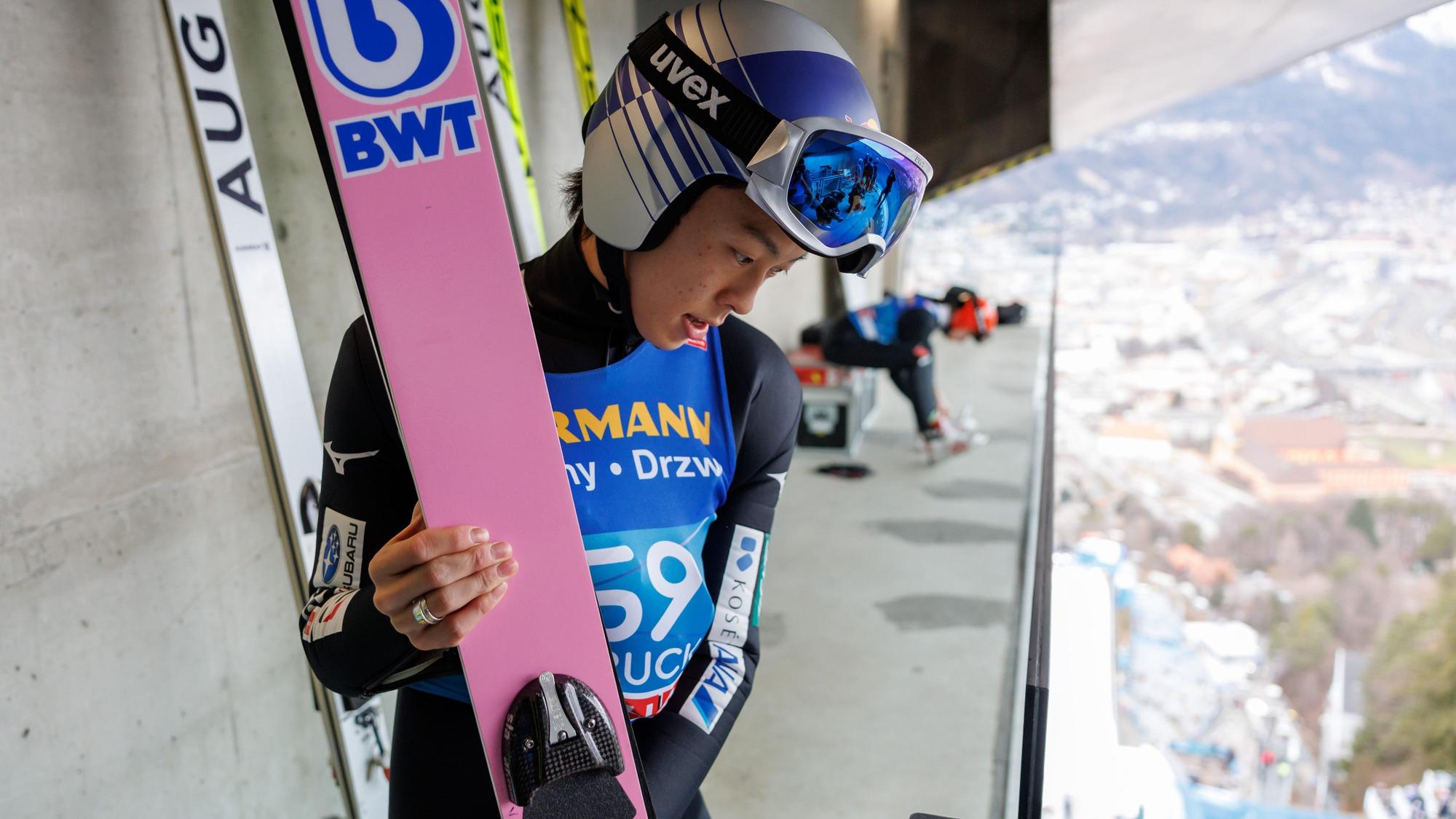 Ryoyu Kobayashi schaut vom Sprungtrum der Bergisel-Schanze aus ins Tal.
