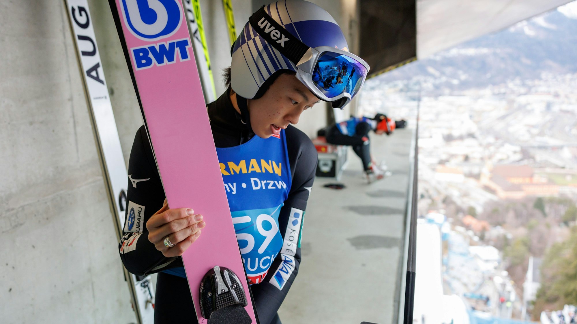 Ryoyu Kobayashi schaut vom Sprungtrum der Bergisel-Schanze aus ins Tal.