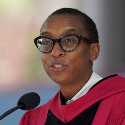 ARCHIV - 25.05.2023, USA, Cambridge: Claudine Gay, damalige Dekanin der Fakultät für Künste und Wissenschaften der Harvard-Universität, spricht während der Eröffnungszeremonie auf dem Campus der Schule. Nach nur rund sechs Monaten im Amt tritt die Präsidentin der US-Elite-Universität Harvard, Claudine Gay, zurück. Foto: Steven Senne/AP/dpa +++ dpa-Bildfunk +++