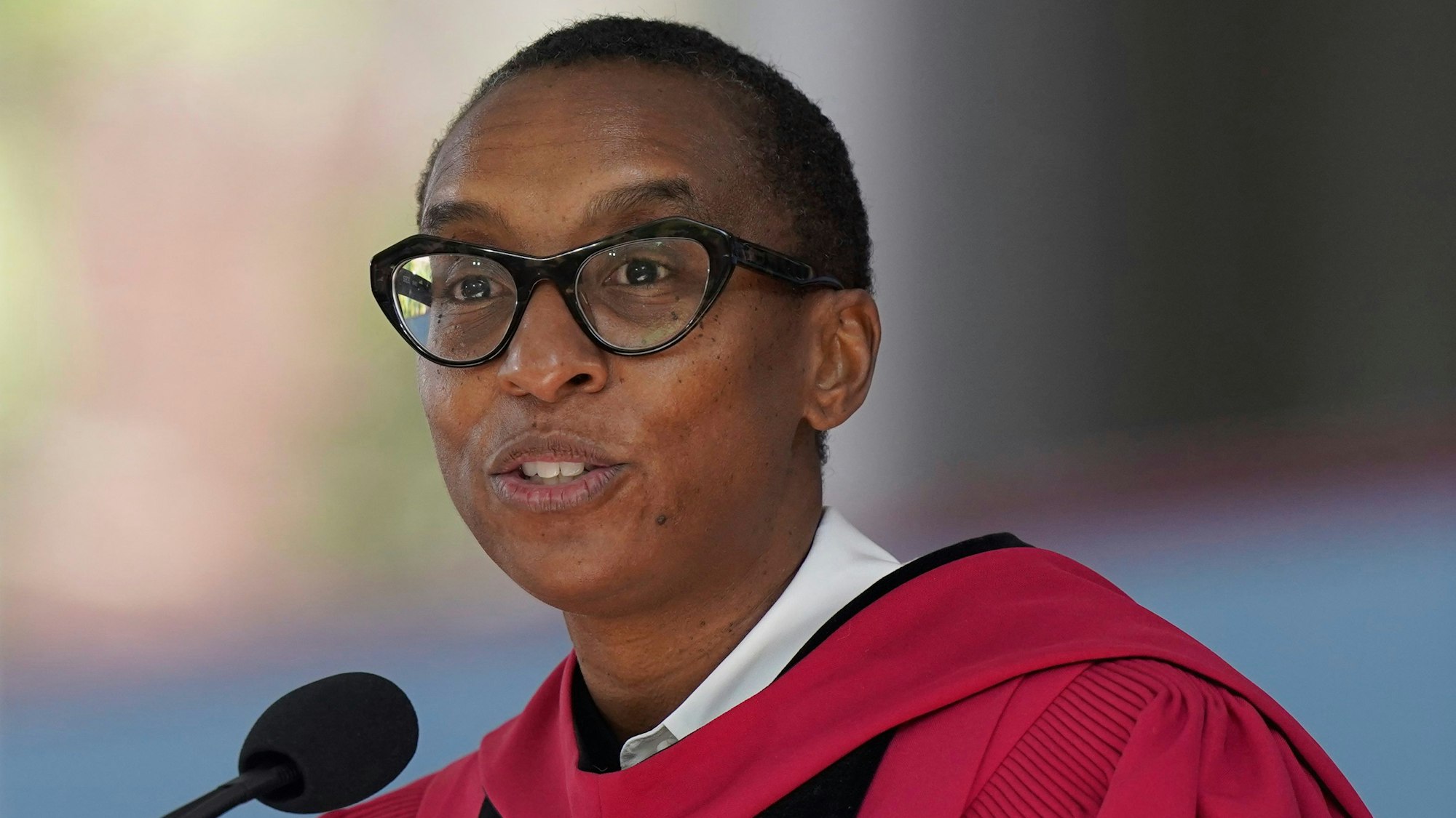 ARCHIV - 25.05.2023, USA, Cambridge: Claudine Gay, damalige Dekanin der Fakultät für Künste und Wissenschaften der Harvard-Universität, spricht während der Eröffnungszeremonie auf dem Campus der Schule. Nach nur rund sechs Monaten im Amt tritt die Präsidentin der US-Elite-Universität Harvard, Claudine Gay, zurück. Foto: Steven Senne/AP/dpa +++ dpa-Bildfunk +++