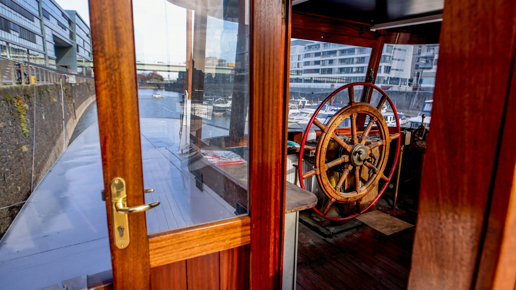 28.10.2022, Köln: Sanierungsarbeiten auf dem Ratsschiff „MS Stadt Köln“ im Rheinauhafen in Köln - Kapitänsstand. Foto: Thilo Schmülgen