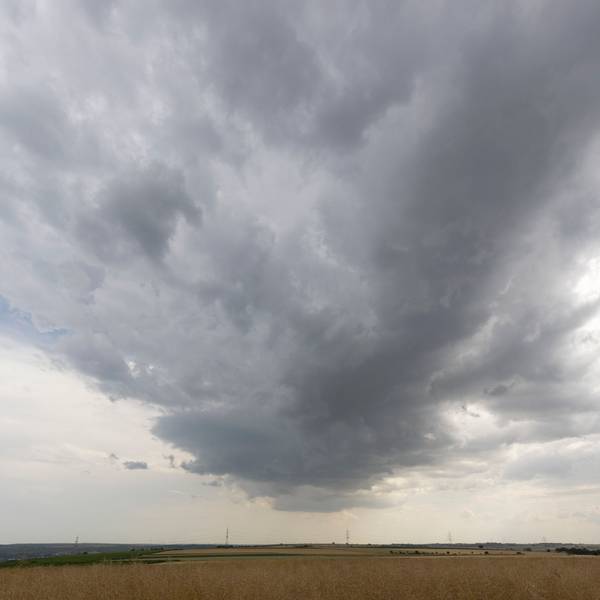 Ein anziehendes Gewitter bildet sich am Himmel über Deutschland. Im Hintergrund sind dunkle Wolken zu sehen. (Symbolbild)
