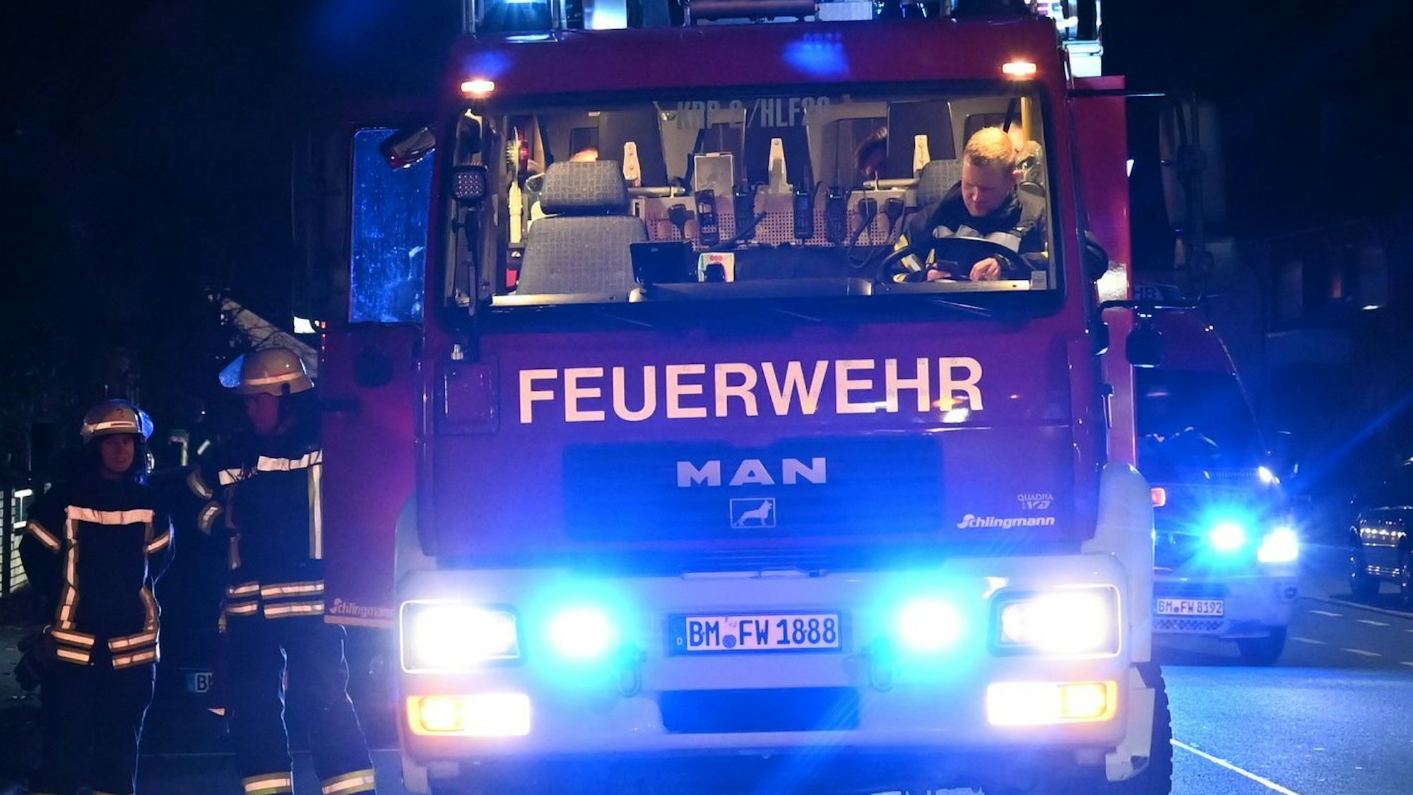Auf dem Foto sind Feuerwehrleute und ein Fahrzeug der Kerpener Feuerwehr zu sehen.