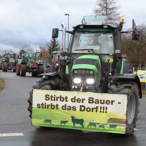 04.01.2024, Thüringen, Eisenberg: Landwirten fahren mit ihren Traktoren durch die Stadt. Mit der Aktion wollen die Landwirte gegen die derzeitige Agrarpolitik der Bundesregierung demonstrieren. Foto: Bodo Schackow/dpa +++ dpa-Bildfunk +++
