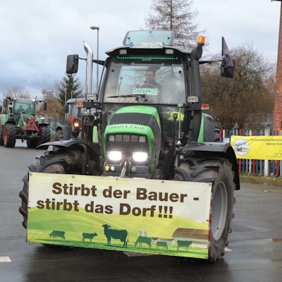 04.01.2024, Thüringen, Eisenberg: Landwirten fahren mit ihren Traktoren durch die Stadt. Mit der Aktion wollen die Landwirte gegen die derzeitige Agrarpolitik der Bundesregierung demonstrieren. Foto: Bodo Schackow/dpa +++ dpa-Bildfunk +++
