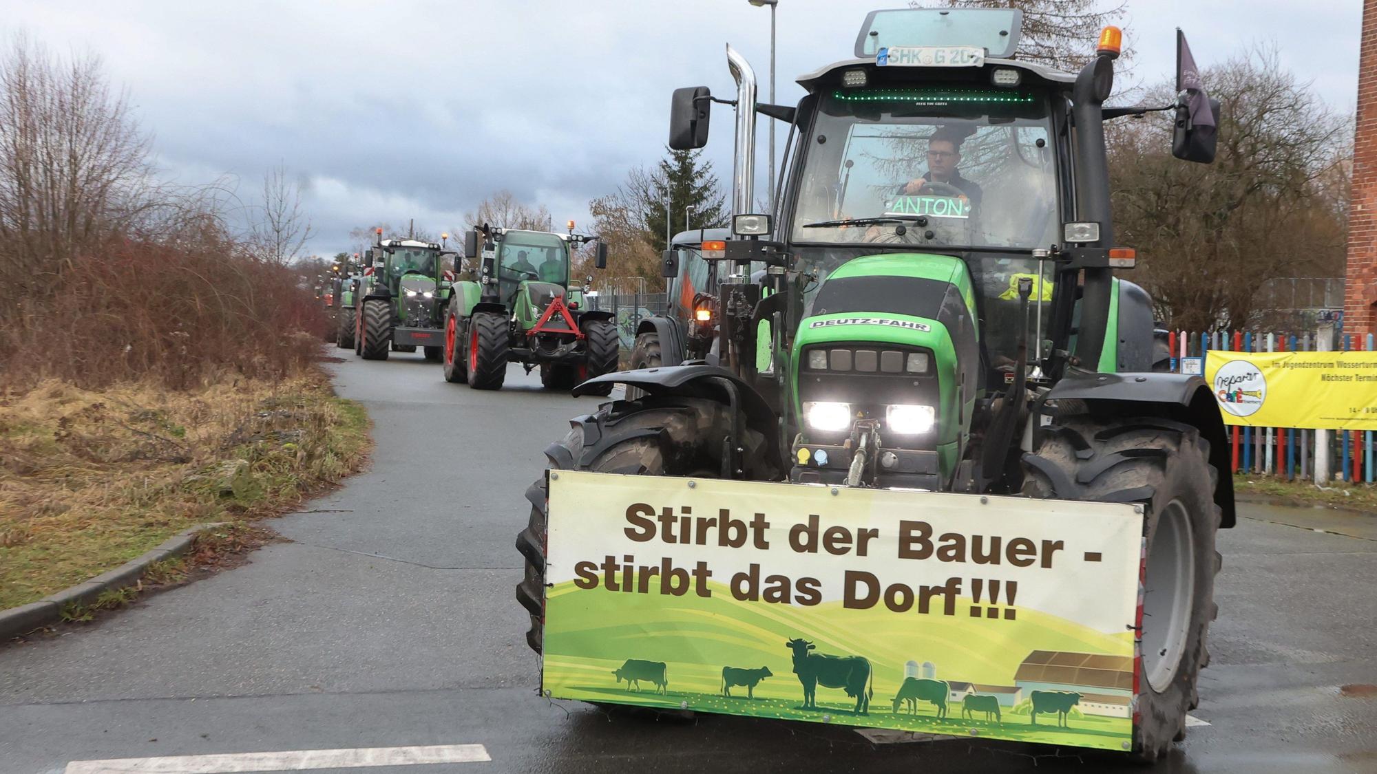 04.01.2024, Thüringen, Eisenberg: Landwirten fahren mit ihren Traktoren durch die Stadt. Mit der Aktion wollen die Landwirte gegen die derzeitige Agrarpolitik der Bundesregierung demonstrieren. Foto: Bodo Schackow/dpa +++ dpa-Bildfunk +++