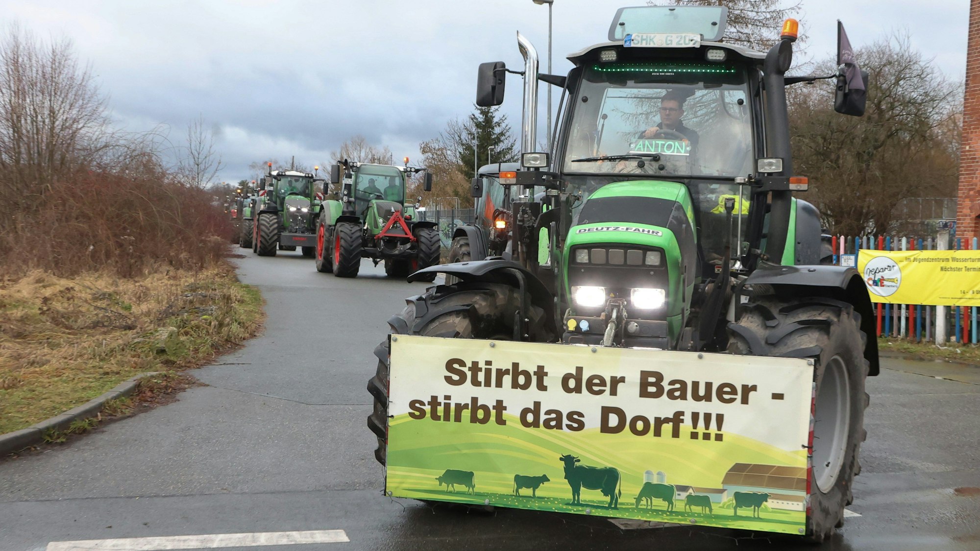 04.01.2024, Thüringen, Eisenberg: Landwirten fahren mit ihren Traktoren durch die Stadt. Mit der Aktion wollen die Landwirte gegen die derzeitige Agrarpolitik der Bundesregierung demonstrieren. Foto: Bodo Schackow/dpa +++ dpa-Bildfunk +++