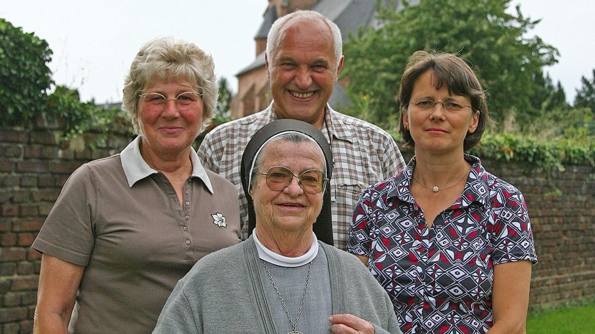Das Foto zeigt Schwester Jutta, Konrad und Gertrud Hamacher sowie ihre Nichte Petra. Im Hintergrund ist die Kirche St. Hubertus zu sehen.
