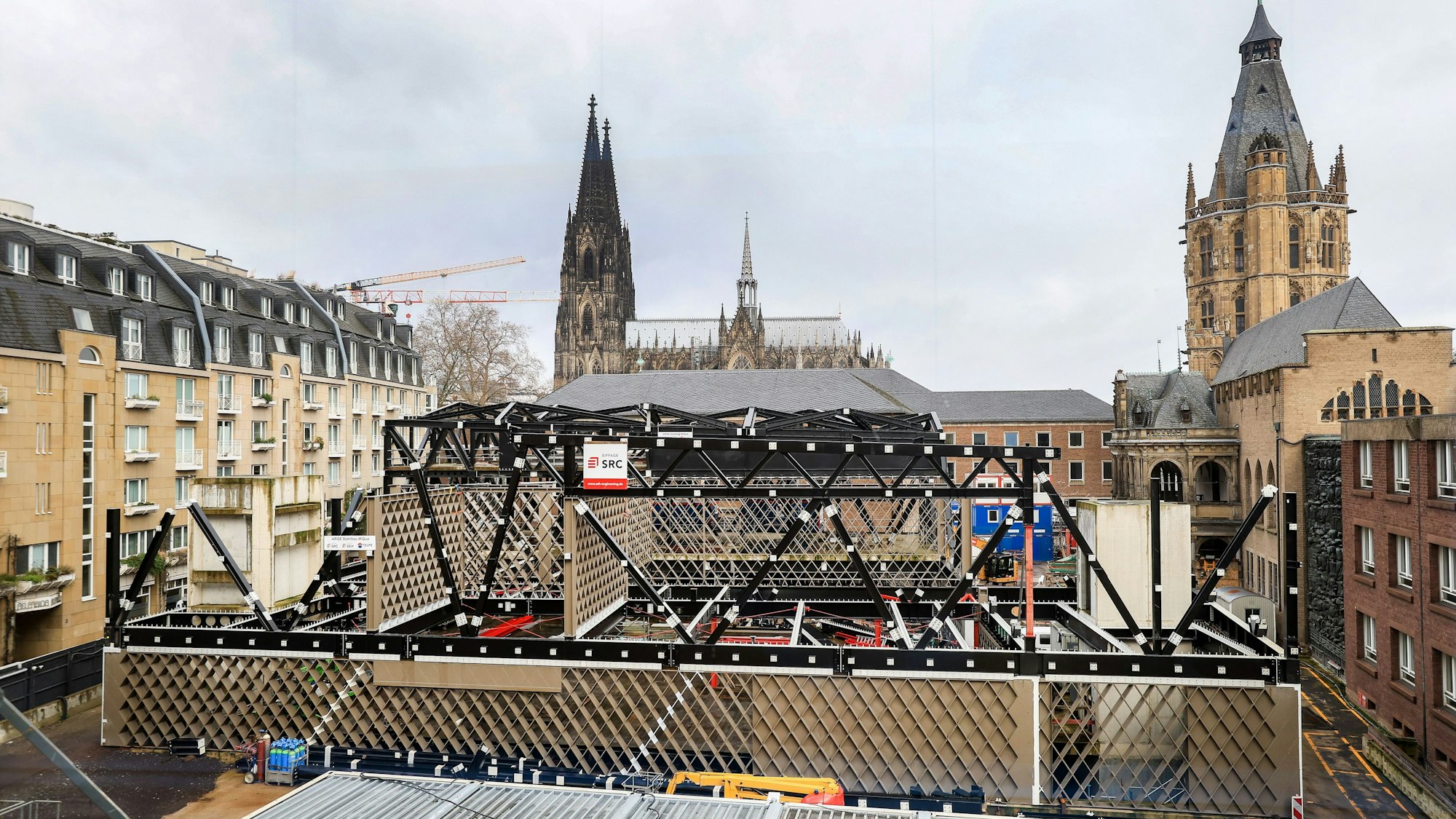Zu sehen ist die Baustelle des Miqua, im Hintergrund der Kölner Dom.