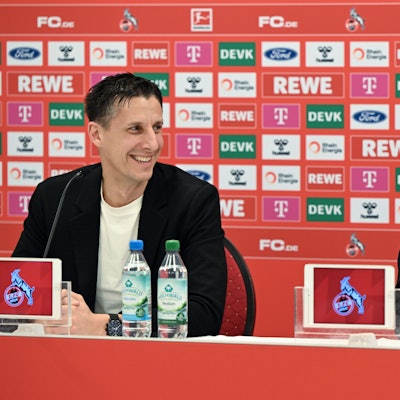 Christian Keller (l), Geschäftsführer Sport, und der neue Trainer Timo Schultz während der Pressekonferenz.