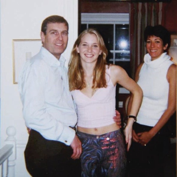 Diese undatierte, vom US-Justizministerium zur Verfügung gestellte Foto zeigt Prinz Andrew (l-r), Herzog von York, Virginia Giuffre aus den USA und Ghislaine Maxwell. Im Missbrauchsskandal um den US-Multimillionär Epstein hat ein Gericht die Klarnamen von mutmaßlich rund 170 zuvor meist anonym behandelten Personen veröffentlicht.