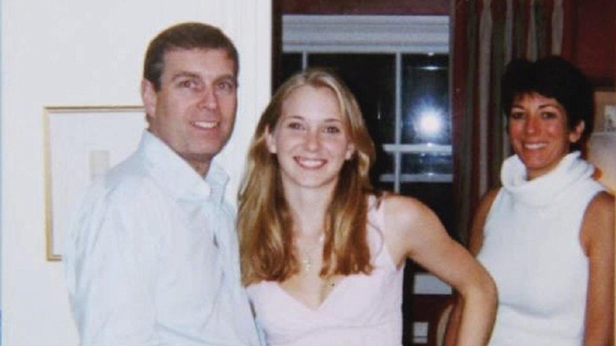 Diese undatierte, vom US-Justizministerium zur Verfügung gestellte Foto zeigt Prinz Andrew (l-r), Herzog von York, Virginia Giuffre aus den USA und Ghislaine Maxwell. Im Missbrauchsskandal um den US-Multimillionär Epstein hat ein Gericht die Klarnamen von mutmaßlich rund 170 zuvor meist anonym behandelten Personen veröffentlicht.