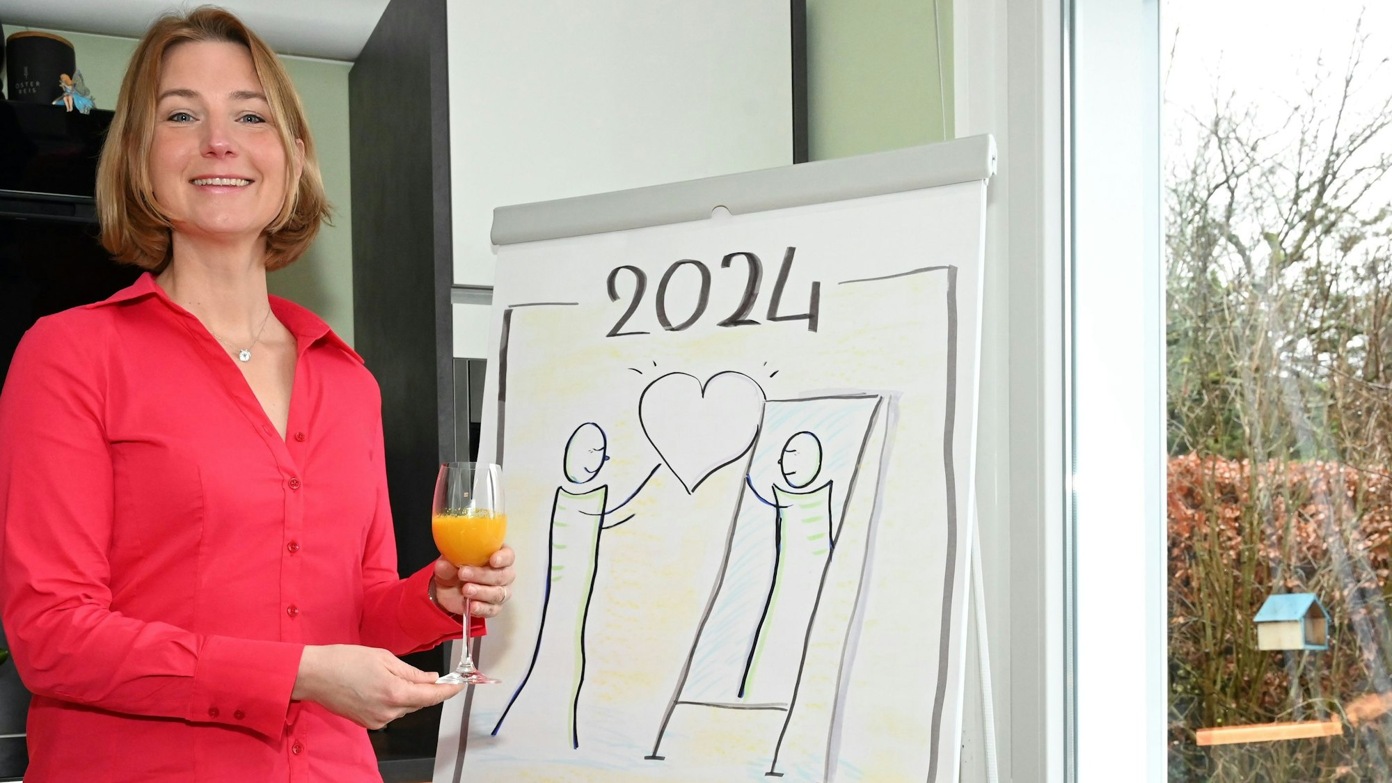 Der Weg zur Zufriedenheit mit sich selbst ist ein fester Teil der Beratungskonzepte von Daniela Spies, die in Gummersbach-Strombach nicht nur Hilfe bietet bei der Ernährung. Unser Foto zeigt Daniela Spieß mit einer symbolischen Skizze und einem Glas Fruchtsaft in der Hand.