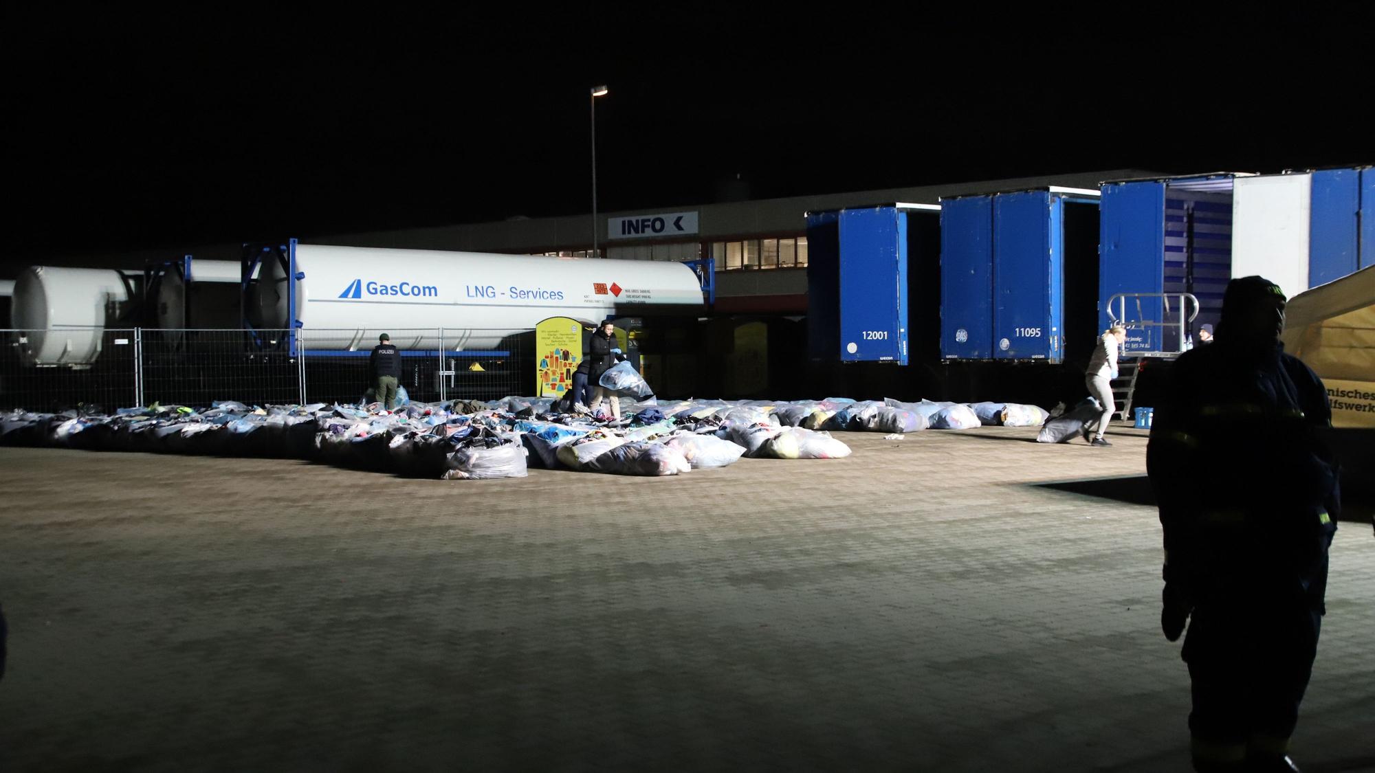 Die Altkleidersäcke wurden auf einer freien Fläche nebeneinander ausgelegt.