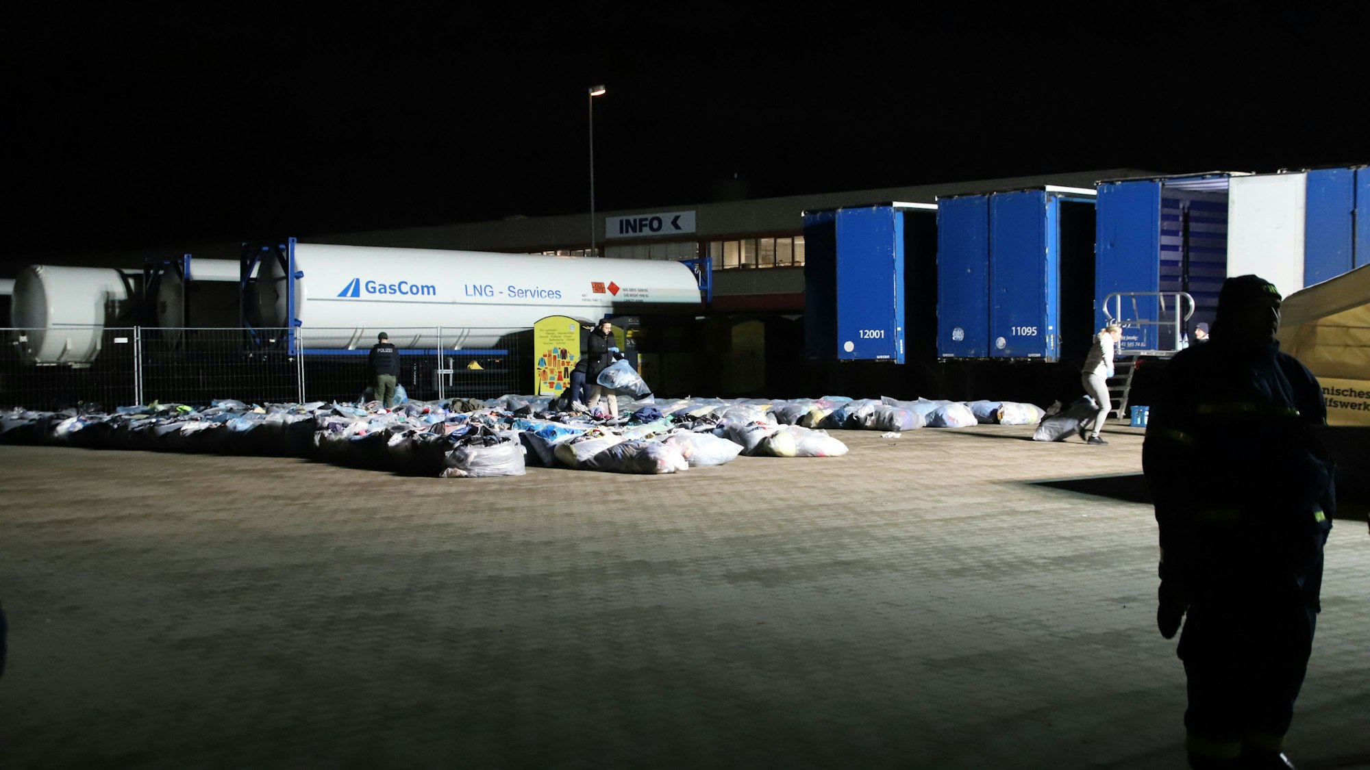 Die Altkleidersäcke wurden auf einer freien Fläche nebeneinander ausgelegt.