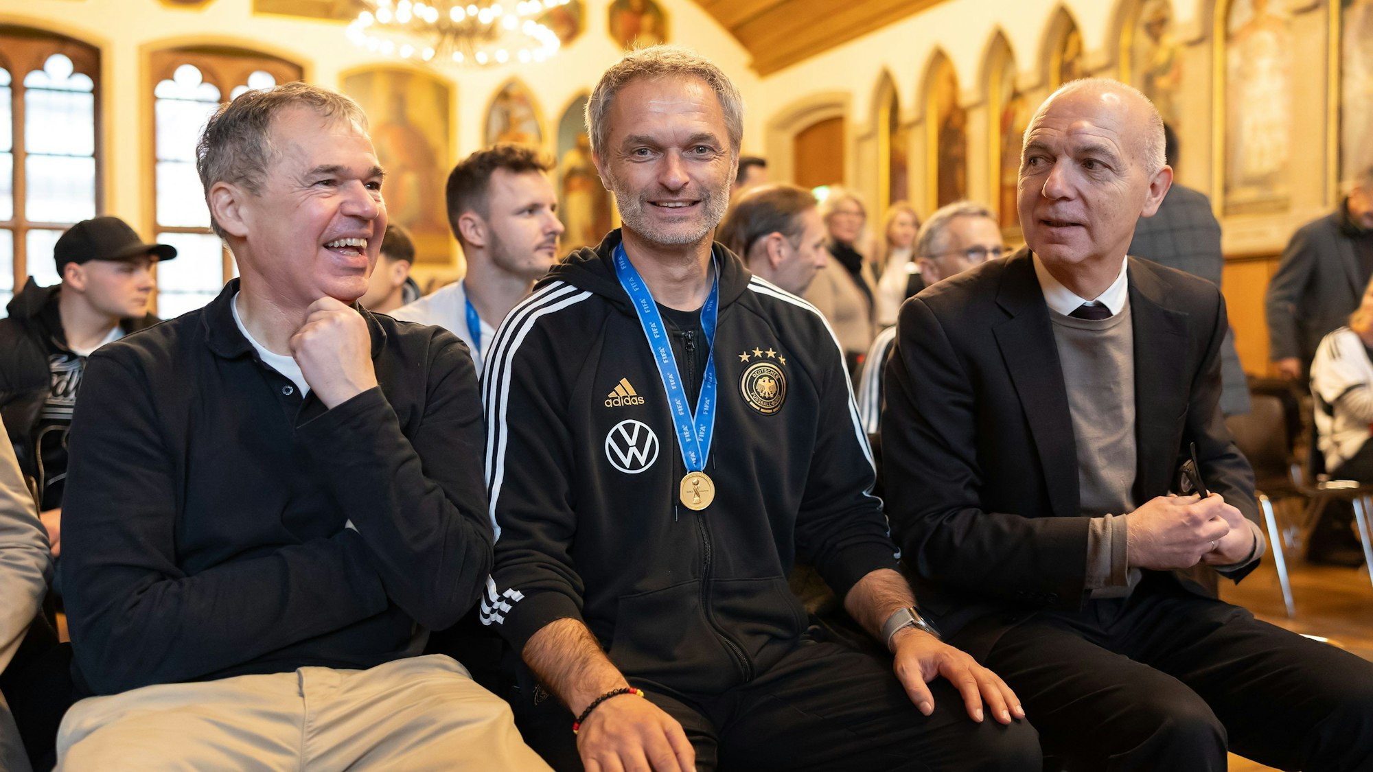 Andreas Rettig mit U17-Trainer Christian Wück und DFB-Präsident Bernd Neuendorf (von links).
