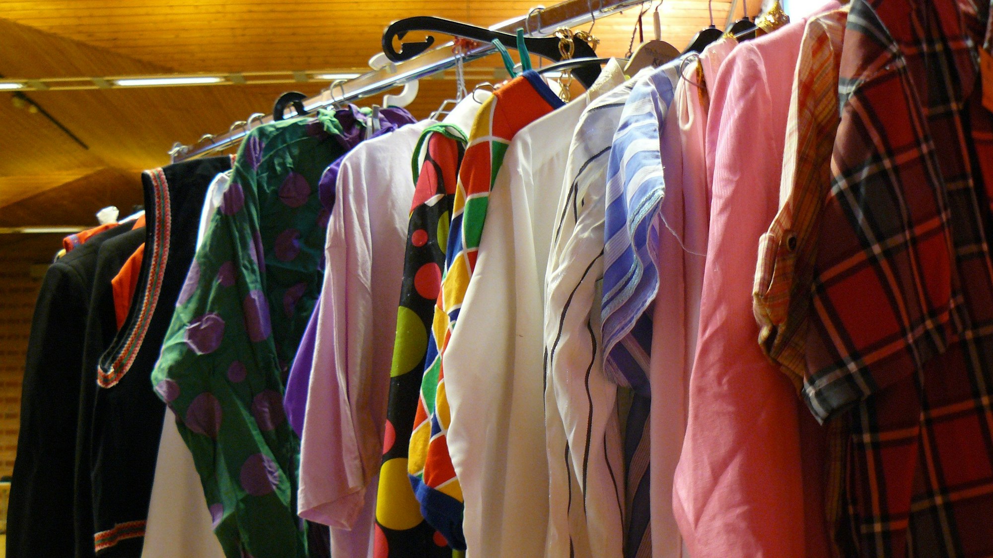 An einer Kleiderstange hängen unterschiedliche Karnevalskostüme.