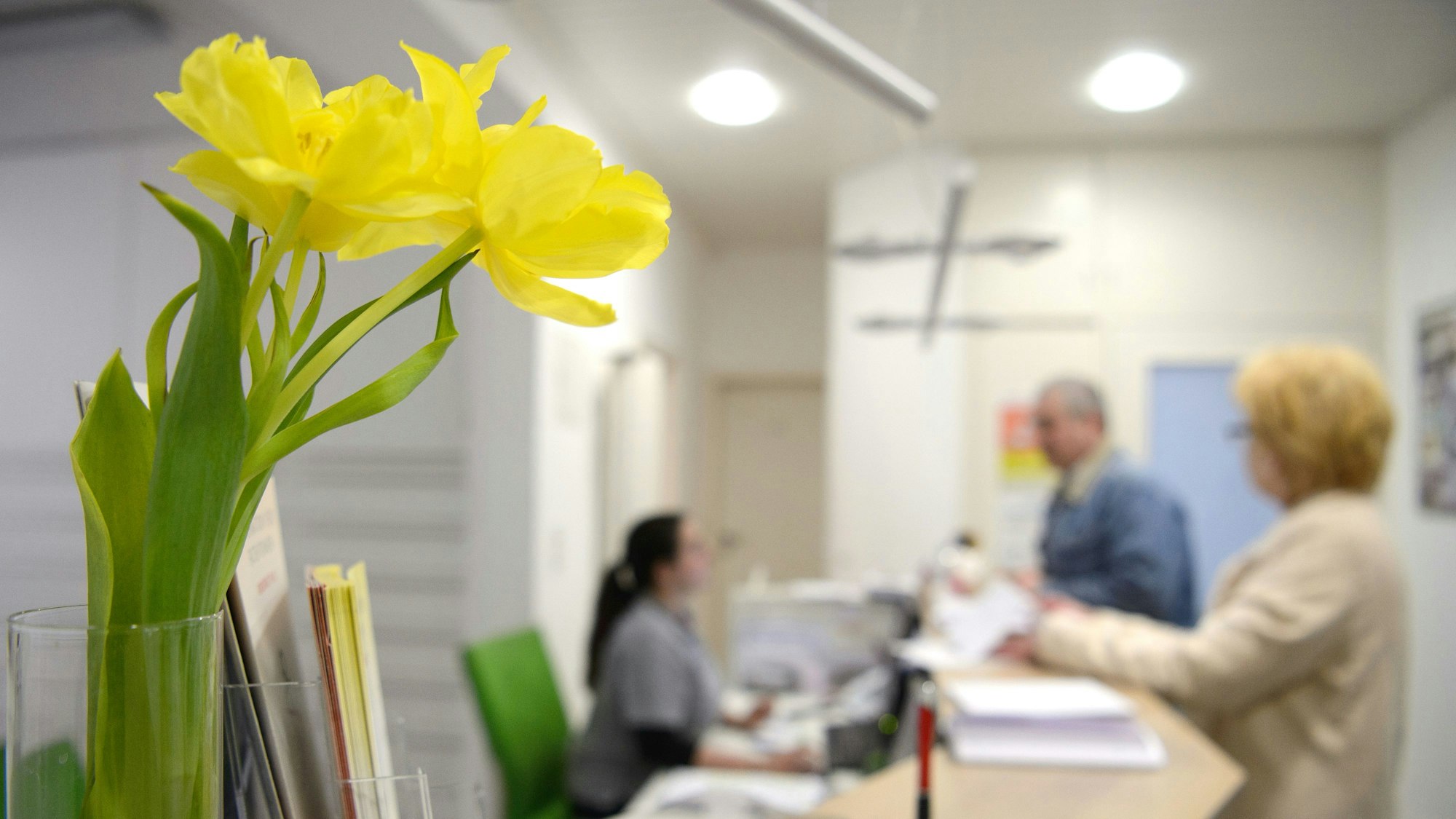 Blick in den Empfang einer Arztpraxis