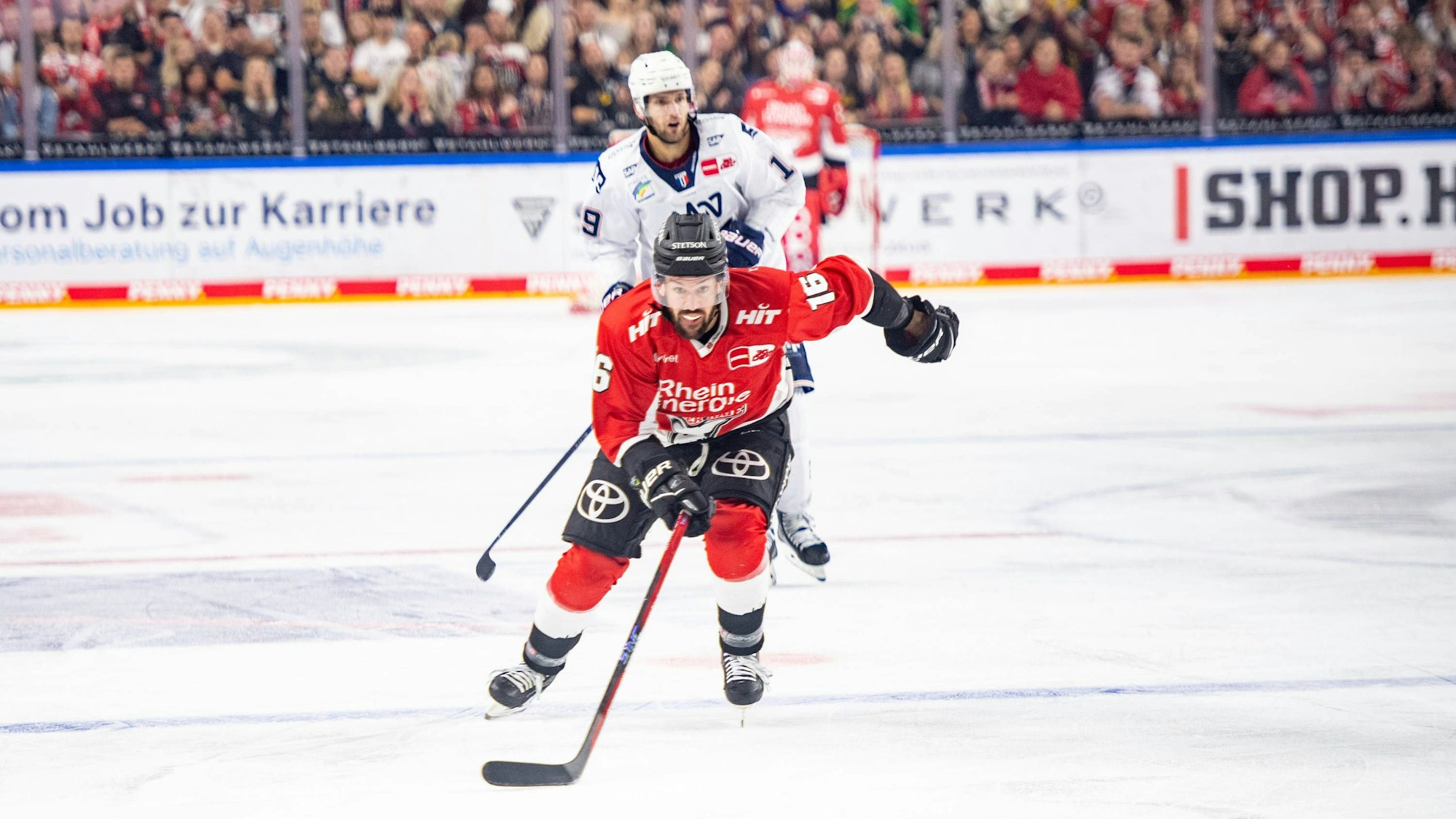 Jason Bast von den Kölner Haien im Spiel gegen Adler Mannheim im September 2023