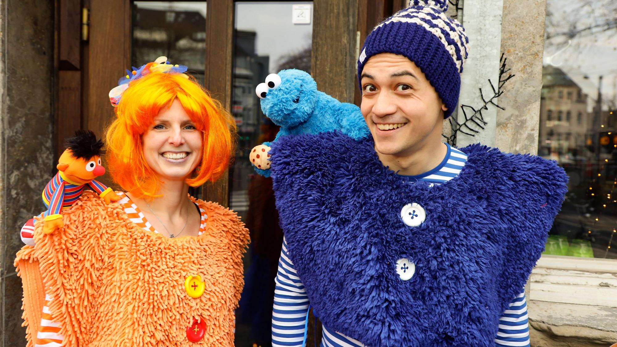 Unsere Autorin trägt ein Kostüm mit Ernie, unser Autor ist als Krümelmonster verkleidet.