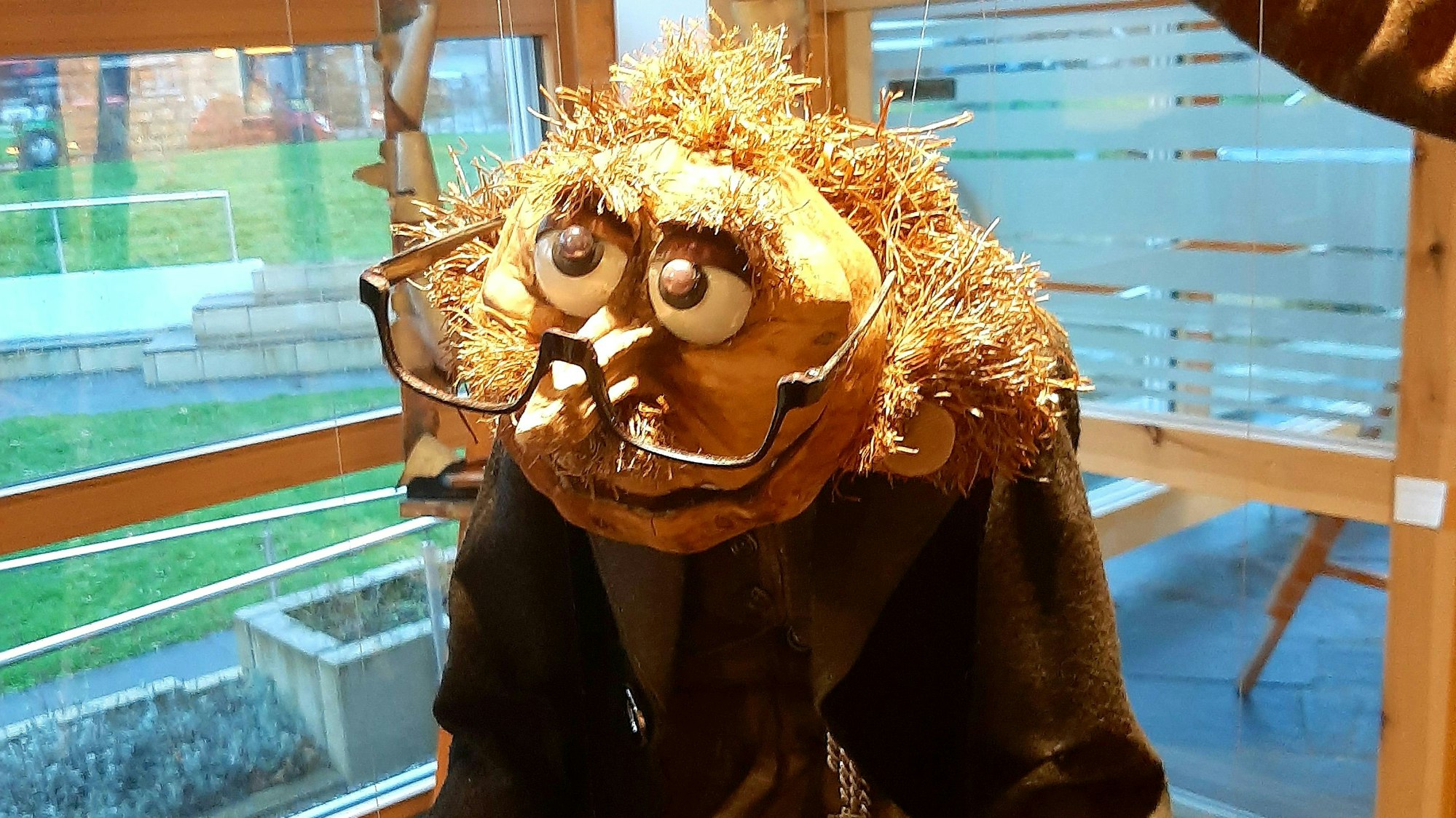 Ausstellung mit Puppen und Zeichnungen von Malchas Cickisvilli in der Friedenskirche an der Merziger Straße in der Waldsiedlung Leverkusen-Schlebusch.