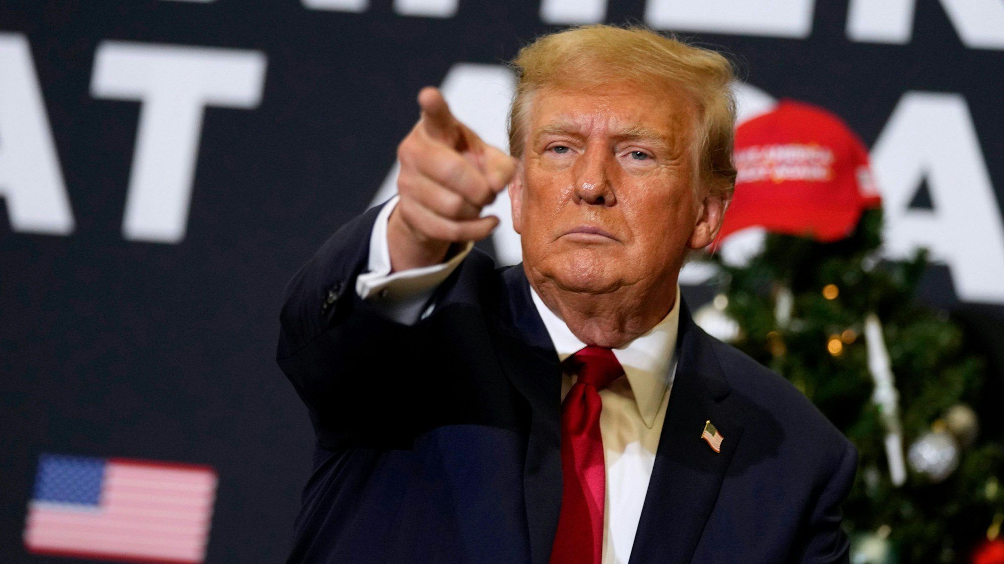 Donald Trump, ehemaliger Präsident der USA, reagiert während einer Wahlkampfveranstaltung.