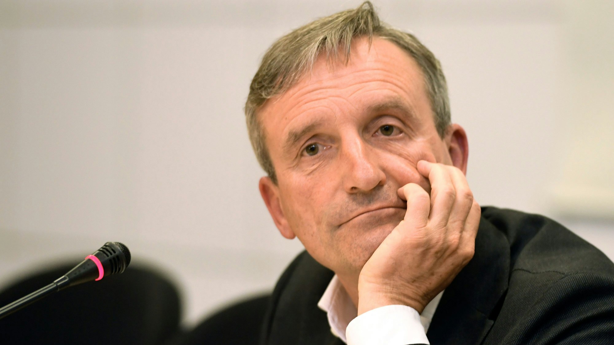 Düsseldorfs Oberbürgermeister Thomas Geisel (SPD) spricht bei einer Pressekonferenz