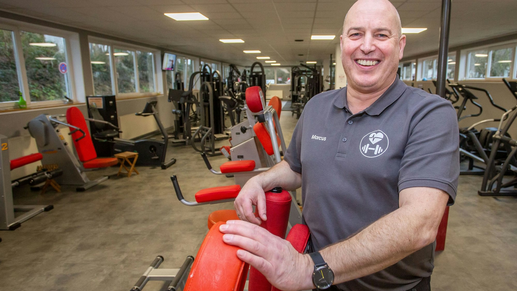 In Waldbröl-Brenzingen betreibt Marcus Laegner das Studio „Fit & Fun“. Das Foto zeigt ihn an Fitnessgeräten.