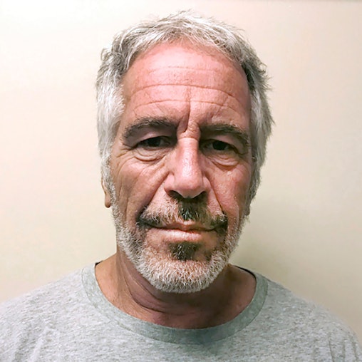 Jeffrey Epstein nach seiner Verhaftung 2019: Im Missbrauchsskandal um den US-Multimillionär Jeffrey Epstein hat ein Gericht die Klarnamen von mutmaßlich rund 170 zuvor meist anonym behandelten Personen veröffentlicht.