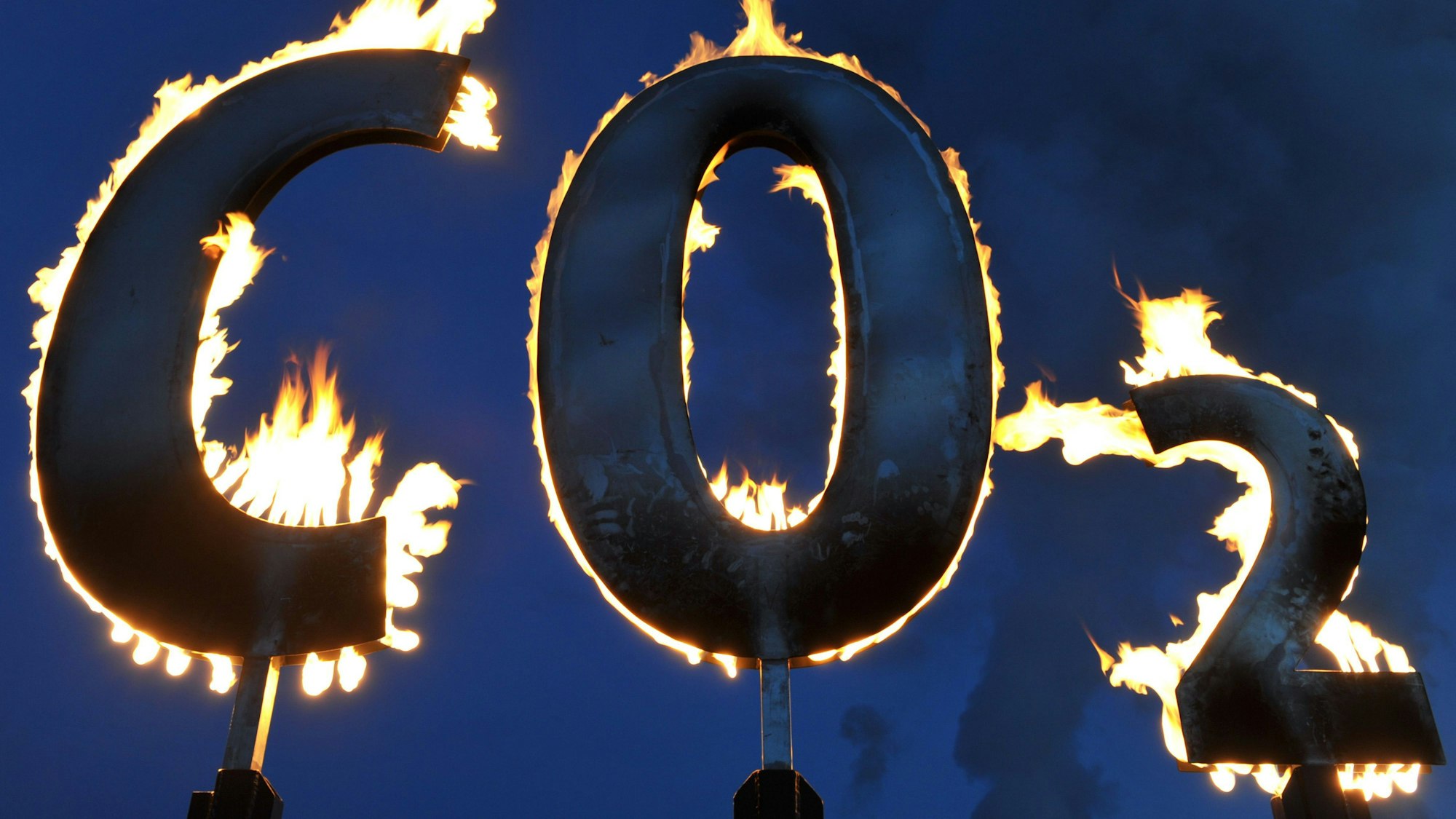 Ein mit Gas gespeister Schriftzug «CO2» brennt nahe dem Kohlekraftwerk Staudinger