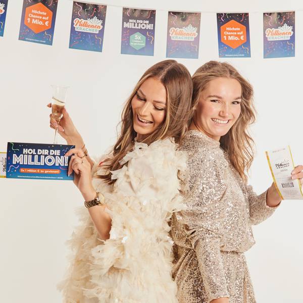 Zwei Frauen halten Lotteriescheine für „Million Kracher“ in der Hand.