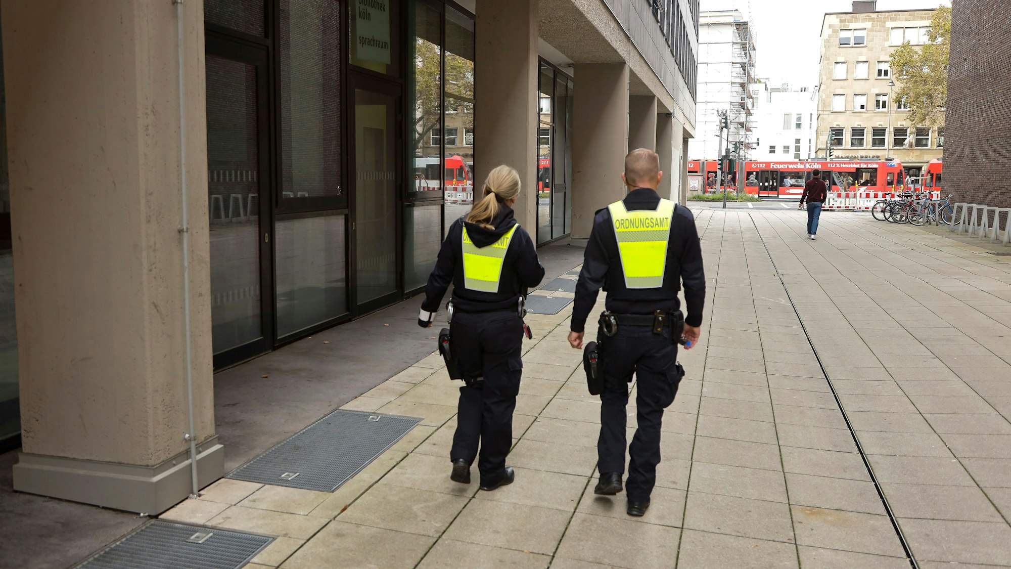 Mitarbeitende des Ordnungsamtes am Neumarkt.
