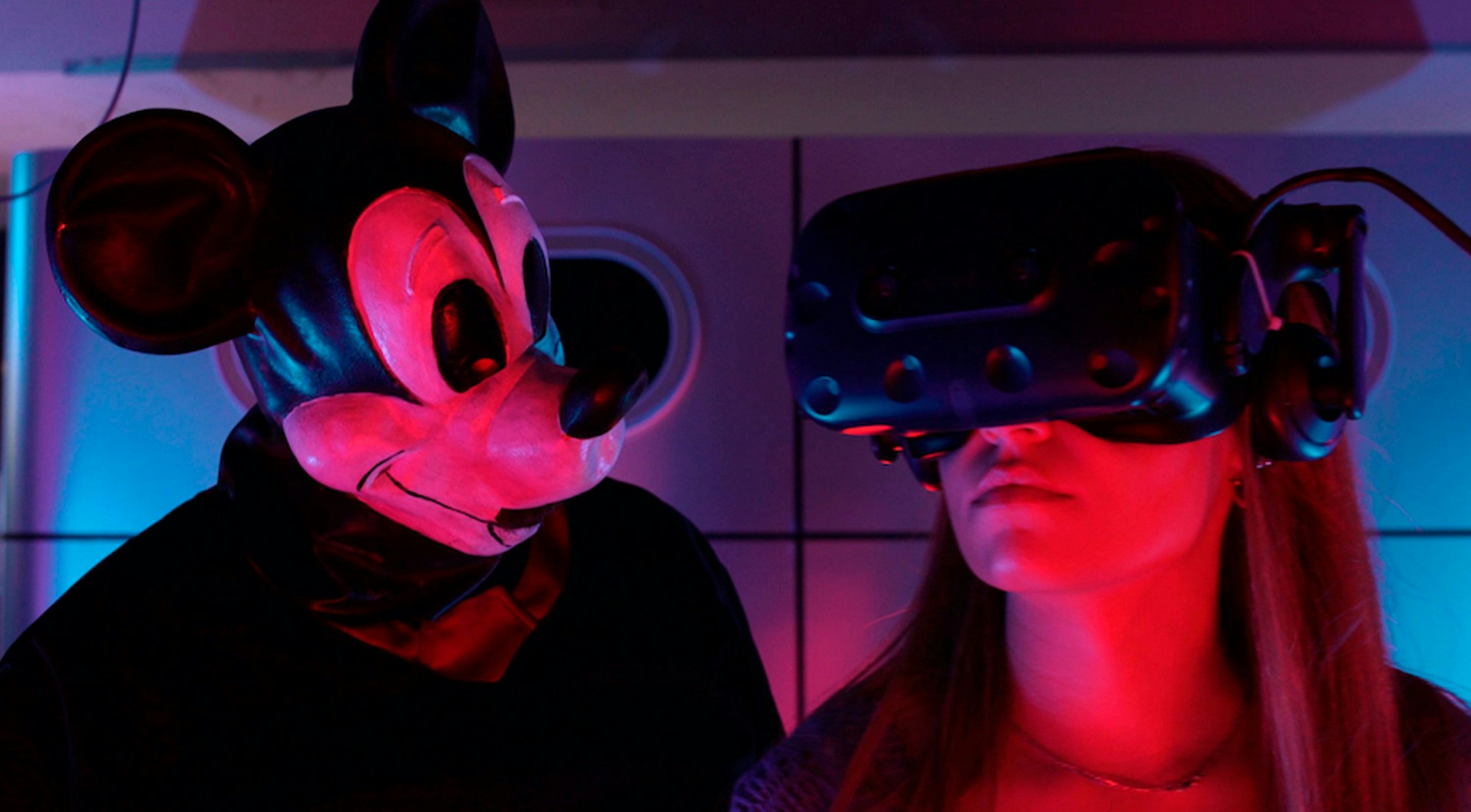 Dieses von MM Trap LTD zur Verfügung gestellte Foto zeigt eine Szene aus «Mickey's Mouse Trap». Eine frühe Version der wohl berühmtesten Zeichentrickfigur der Welt hat zum Jahreswechsel ihr Copyright verloren - nun geistern erste Micky-Maus-Adaptionen durchs Netz. Allen voran ein Trailer zu einem Horror-Film, bei dem die Comic-Ikone aus dem Disney-Imperium im Zentrum steht. In dem Ausschnitt aus dem Trash-Horrorfilm «Mickey's Mouse Trap» treibt ein Bösewicht mit Micky-Maus-Maske sein Unwesen.