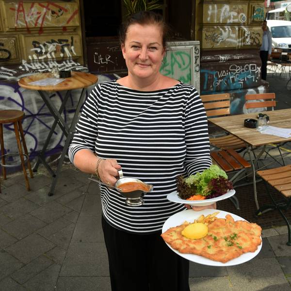 18.08.2020 Köln Maureen Wolf mit Zigeunerschnitzel bei Oma Kleinmann Zülpicher Straße
Foto: Csaba Peter Rakoczy