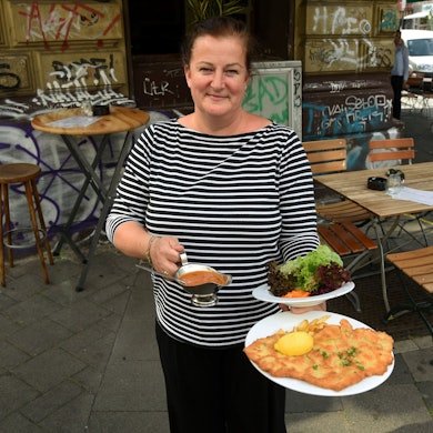 18.08.2020  Köln Maureen Wolf mit Zigeunerschnitzel bei Oma Kleinmann Zülpicher Straße
Foto: Csaba Peter Rakoczy