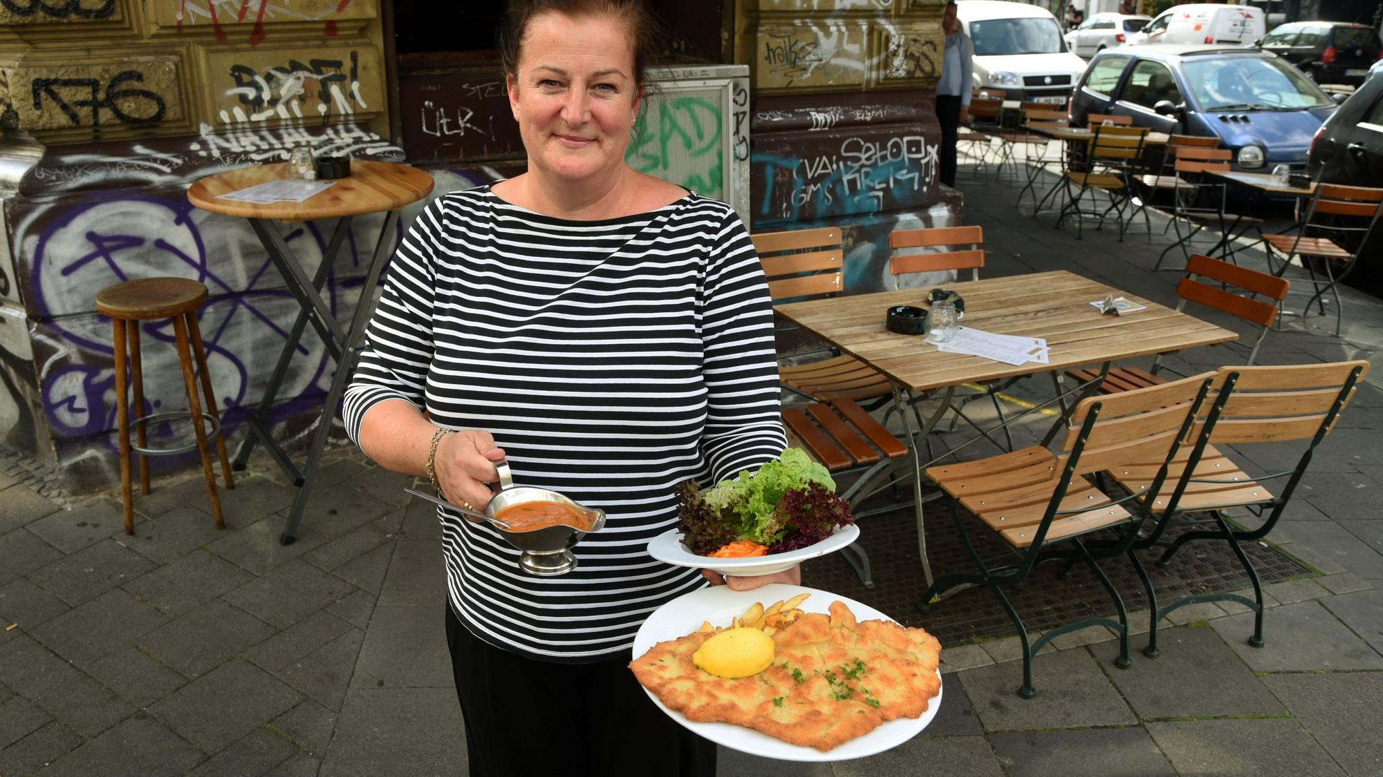 18.08.2020 Köln Maureen Wolf mit Zigeunerschnitzel bei Oma Kleinmann Zülpicher Straße
Foto: Csaba Peter Rakoczy