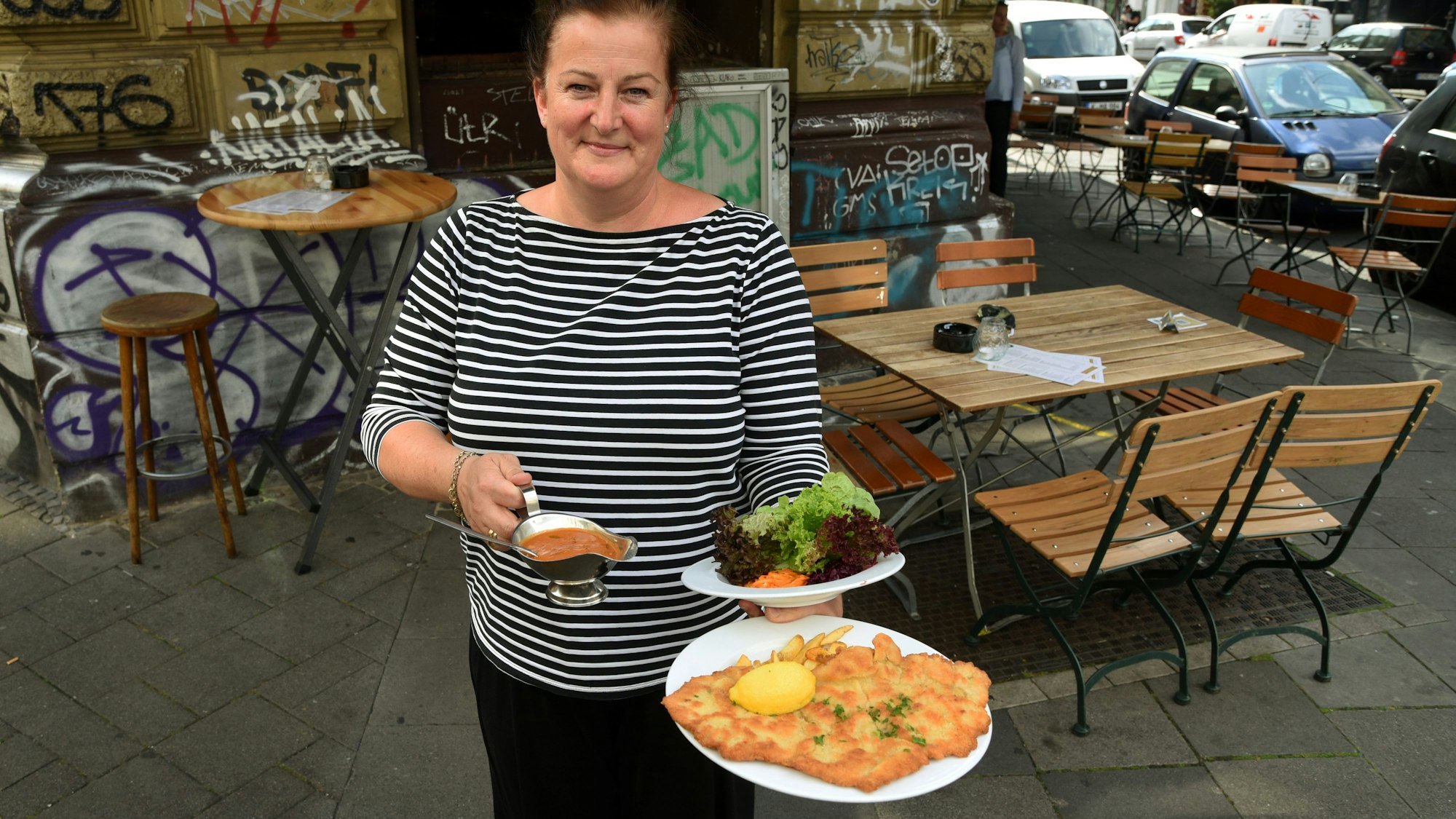 18.08.2020 Köln Maureen Wolf mit Zigeunerschnitzel bei Oma Kleinmann Zülpicher Straße
Foto: Csaba Peter Rakoczy