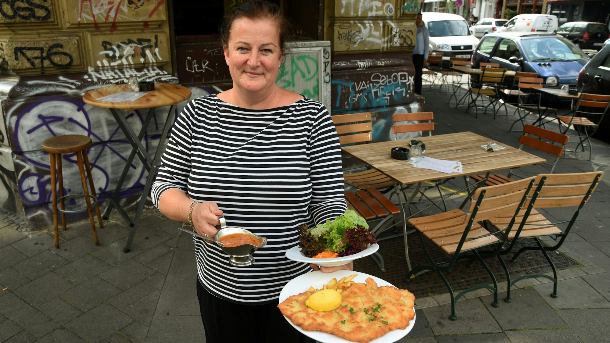 18.08.2020 Köln Maureen Wolf mit Zigeunerschnitzel bei Oma Kleinmann Zülpicher Straße
Foto: Csaba Peter Rakoczy