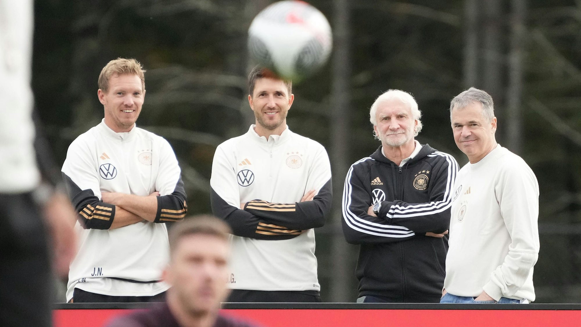 Trainingsstudium der Nationalmannschaft: Andreas Rettig mit Sportdirektor Rudi Völler, Assistenztrainer Benjamin Glück und Bundestrainer Julian Nagelsmann (von rechts).