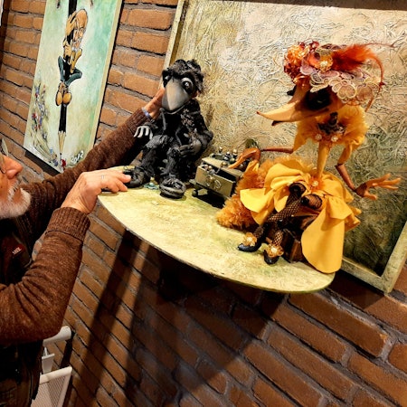 Ausstellung mit Puppen und Zeichnungen von Malchas Cickisvilli in der Friedenskirche an der Merziger Straße in der Waldsiedlung Leverkusen-Schlebusch.