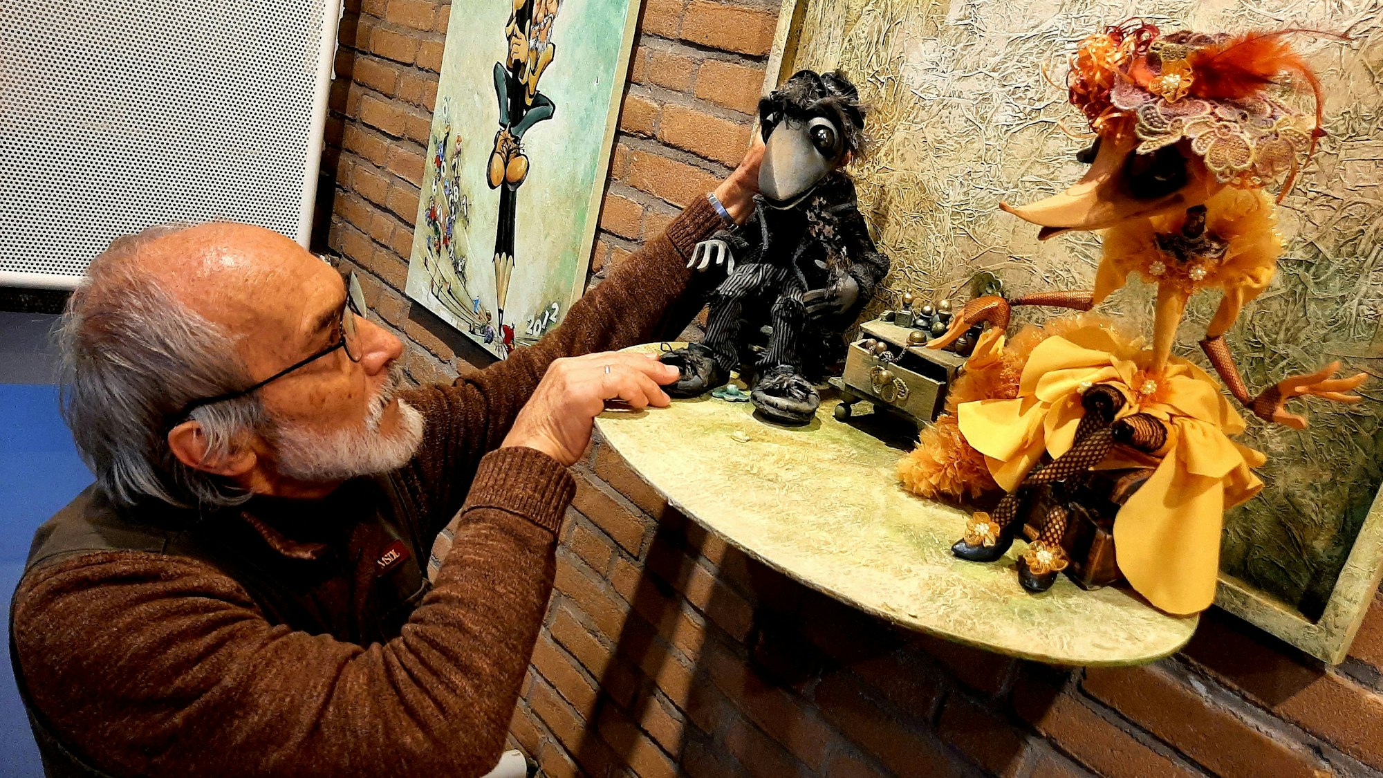 Ausstellung mit Puppen und Zeichnungen von Malchas Cickisvilli in der Friedenskirche an der Merziger Straße in der Waldsiedlung Leverkusen-Schlebusch.