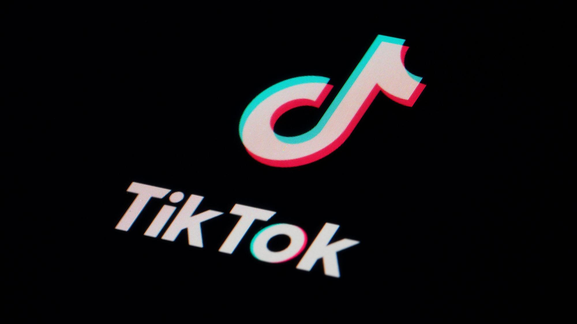 Das Emblem der App TikTok zu sehen auf einem Smartphone.