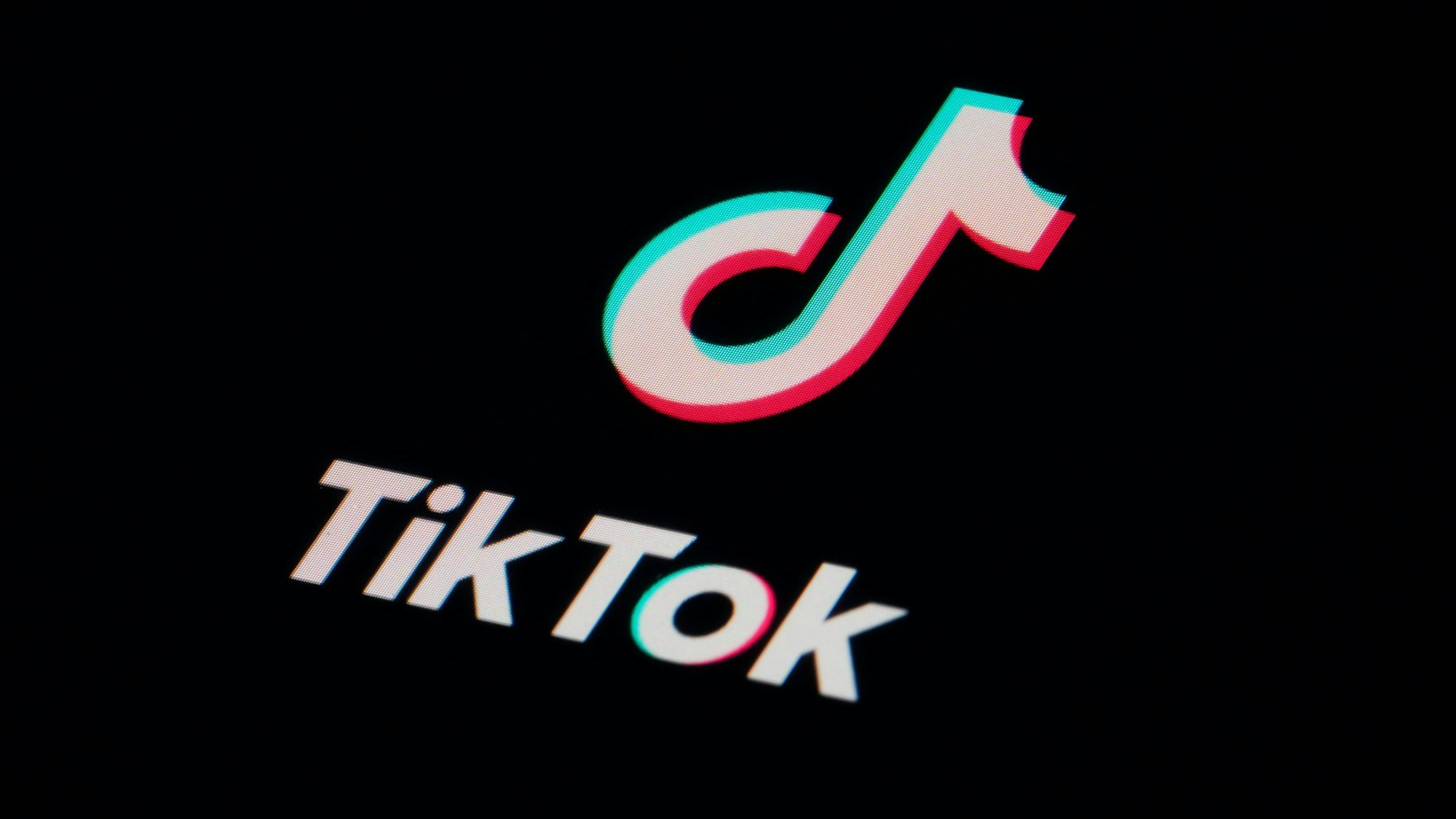 Das Emblem der App TikTok zu sehen auf einem Smartphone.