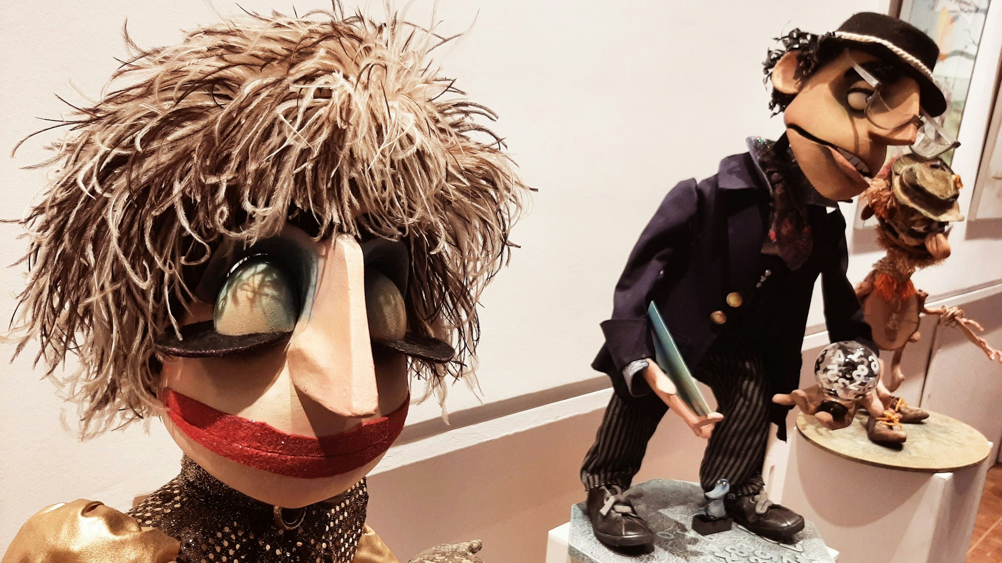 Ausstellung mit Puppen und Zeichnungen von Malchas Cickisvilli in der Friedenskirche an der Merziger Straße in der Waldsiedlung Leverkusen-Schlebusch.